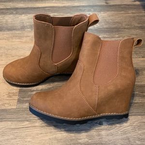Universal Thread Brown Wedge Booties